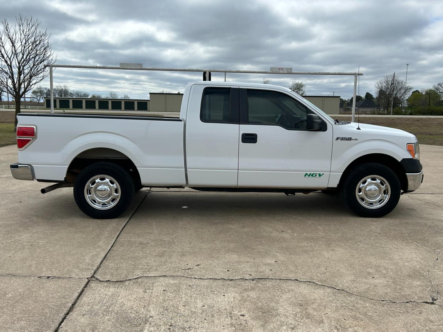 2014 White /Gray Ford F-150 (1FTEX1CMXEK) with an 3.7L V6 DOHC 24V engine, 6-Speed Automatic transmission, located at 17760 Hwy 62, Morris, OK, 74445, (918) 733-4887, 35.609104, -95.877060 - 2014 FORD F-150 XL SUPERCAB 6.5-ft. BED 2WD 3.7L V6 FEATURES KEYLESS REMOTE ENTRY, POWER LOCKS, POWER WINDOWS, AM/FM STEREO, SIRIUS XM STEREO, CD PLAYER, AUXILLARY PORT, HANDS-FREE BLUETOOTH CALLING, CRUISE CONTROL, TRACTION CONTROL, MULTI-FUNCTIONING STEERING WHEEL CONTROLS. HAS 175,444 MILES WITH - Photo#3